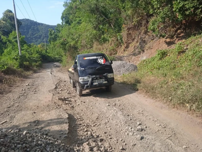 jalan-rusak-alor-2