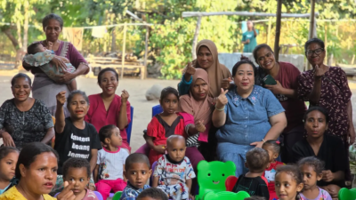 Peduli Pendidikan Anak Alor, Enny Anggrek Sumbang 50 Kursi untuk TK PAUD PI FELA WIKIKA