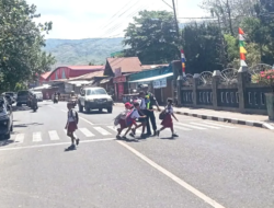 Patwal Satlantas Polres Alor Atur Lalu Lintas di Sekitar Sekolah, Pelajar Diimbau Utamakan Keselamatan